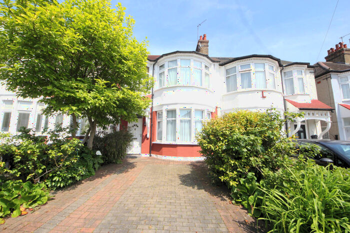2 Bedroom Flat To Rent In Doveridge Gardens, Palmers Green, N13