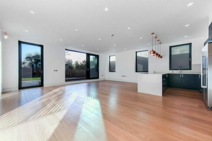 5 Bedroom Flat To Rent In Elm Avenue, Ealing Common, London, W5