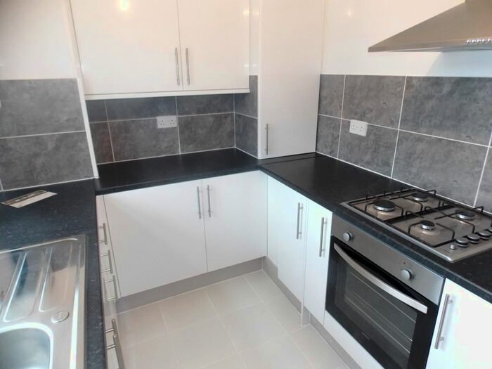 2 Bedroom Flat To Rent In Knights Way, Hainault, Essex, IG6