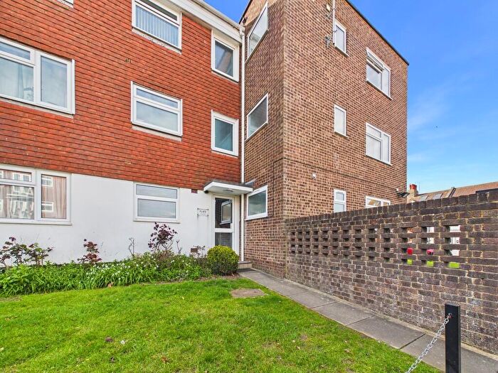 2 Bedroom Apartment To Rent In Victoria Park Gardens, Worthing, BN11