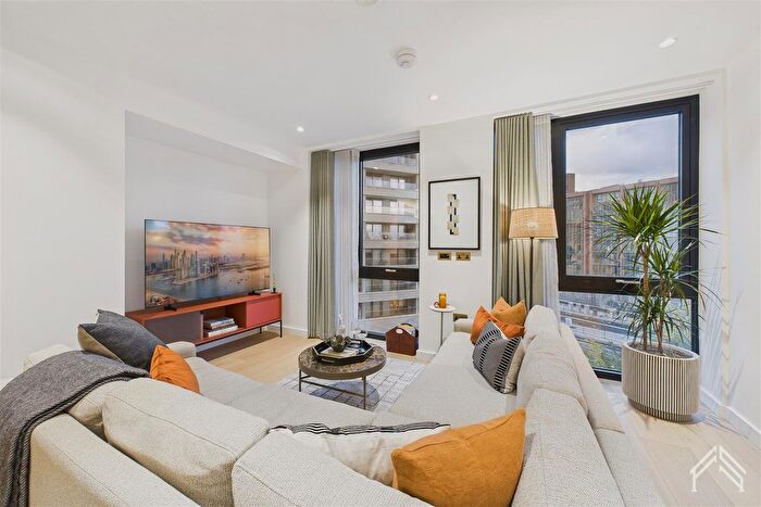 3 Bedroom Flat To Rent In Camley Street, Kings Cross, N1C