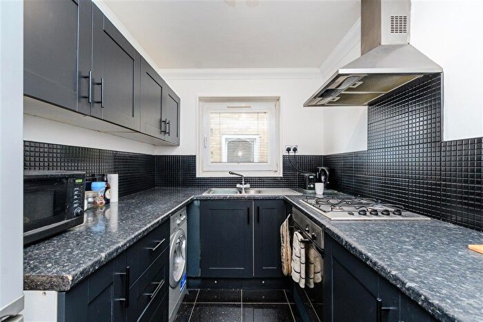 1 Bedroom Maisonette For Sale In Ifield Way, Gravesend, Kent, DA12