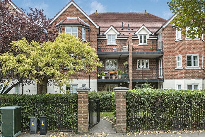 2 Bedroom Flat For Sale In St James Court, Aldersbrook, E12
