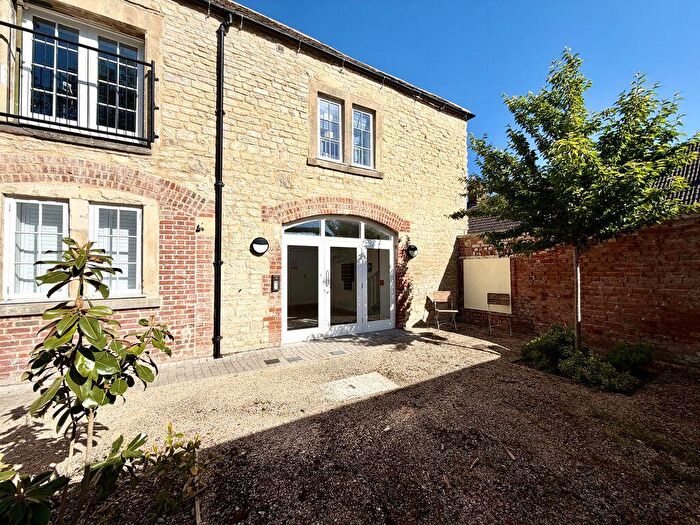1 Bedroom Apartment For Sale In The Woodlands, Calne, SN11