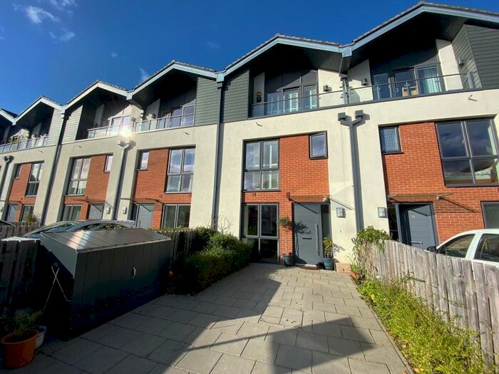 4 Bedroom Town House To Rent In Woking, GU22