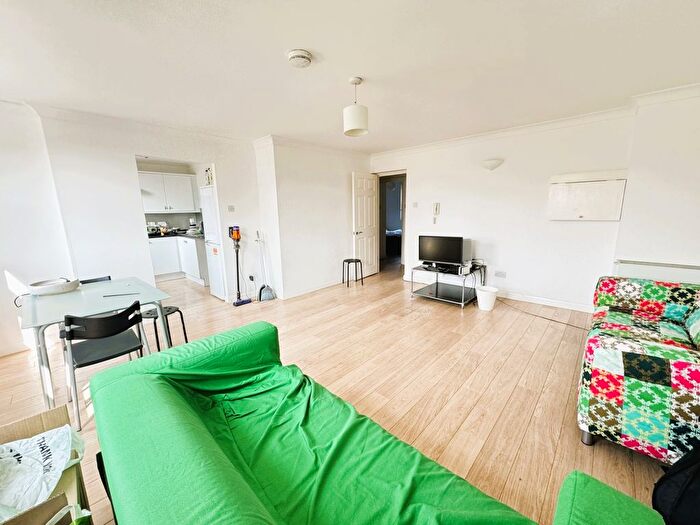 2 Bedroom Flat To Rent In Brixton Road, London, SW9