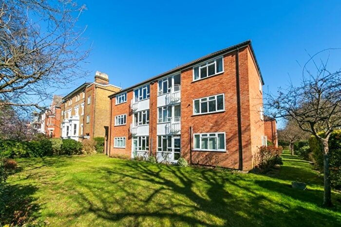 2 Bedroom Flat To Rent In Royston Court, Lichfield Road, Kew, Richmond, Surrey, TW9
