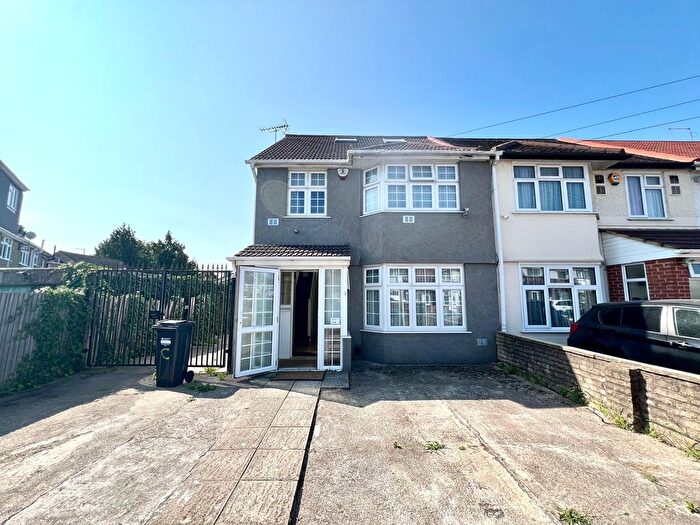 5 Bedroom Terraced House To Rent In Chaucer Avenue, Hounslow, TW4