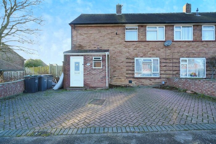 3 Bedroom Semi-Detached House For Sale In Castle Croft Road, Luton, LU1