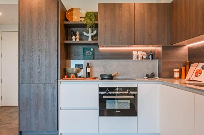 1 Bedroom Flat For Sale In Queens Cross, Royal Docks, E16
