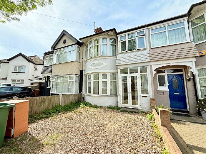 3 Bedroom Property For Sale In Cherrydown Avenue, London, E4