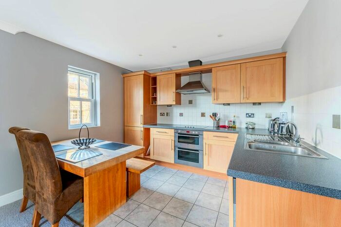 2 Bedroom Flat To Rent In Martell Road, West Dulwich, London, SE21