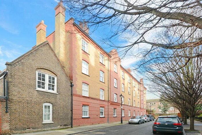 3 Bedroom Flat For Sale In Shepton House, Welwyn Street, London, E2
