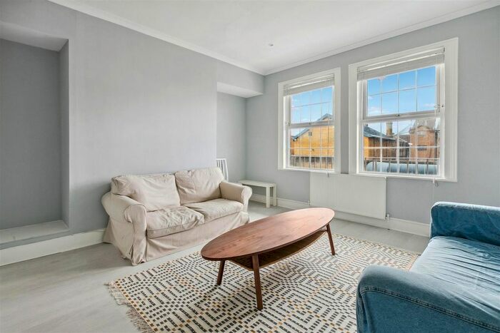 3 Bedroom Flat To Rent In Jebb Avenue, London, SW2