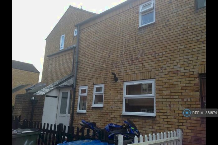 3 Bedroom Semi-Detached House To Rent In Marine Drive, London, SE18