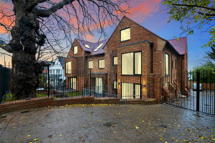 3 Bedroom Apartment To Rent In High Road, Loughton, Essex, IG10