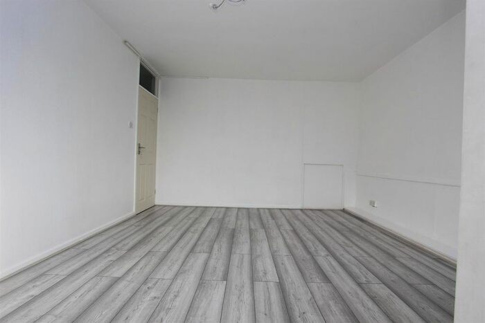 2 Bedroom Flat To Rent In Churchill Gardens, London, SW1V