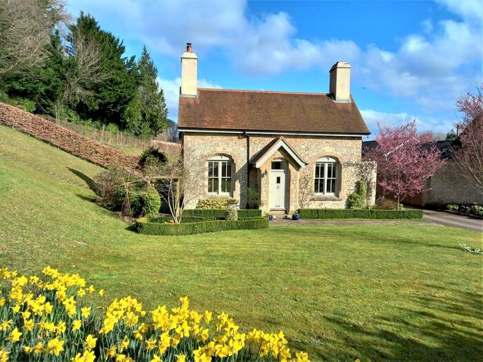 3 Bedroom Detached House For Sale In Selborne Road, Greatham, GU33