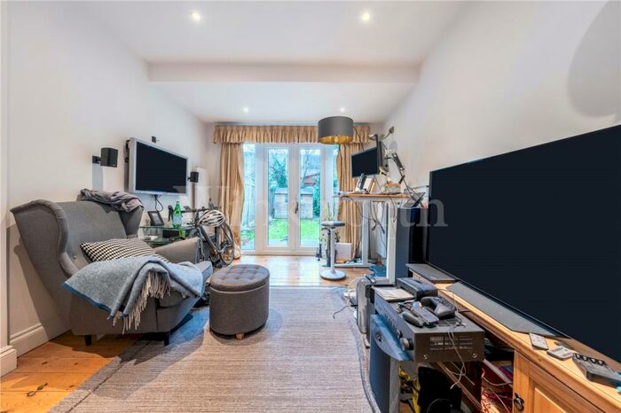 2 Bedroom Apartment To Rent In Golders Green Crescent, London, NW11