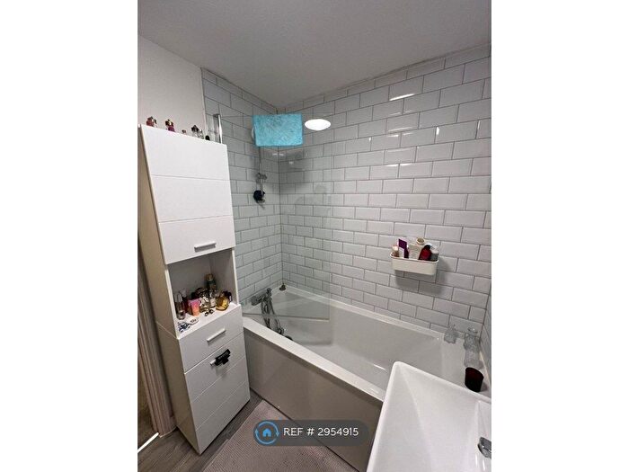 1 Bedroom Flat To Rent In Canons Close, Reigate, RH2