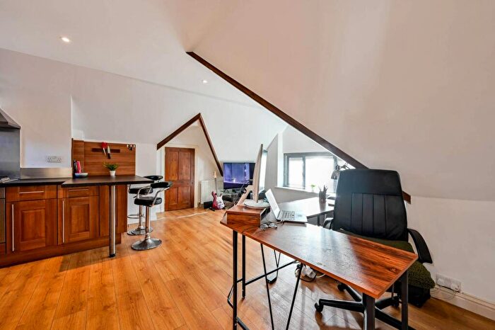 1 Bedroom Flat For Sale In Sutton Lodge, Guildford, GU1