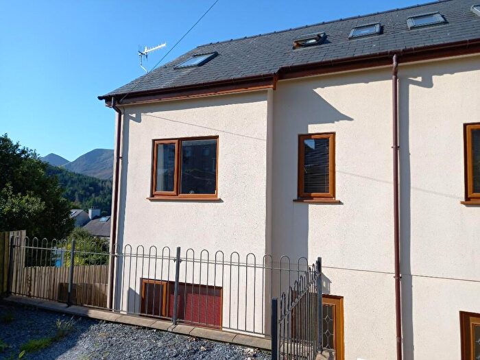 3 Bedroom Semi-Detached House For Sale In Bethesda, LL57