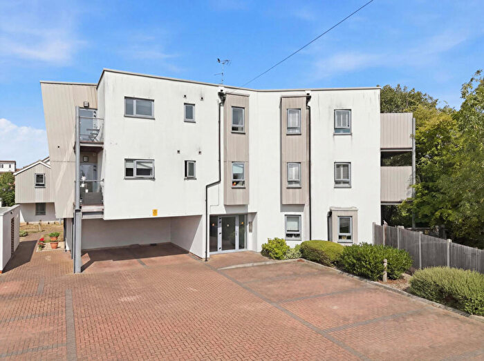 2 Bedroom Apartment For Sale In Pavilion Drive, Leigh-on-sea, SS9