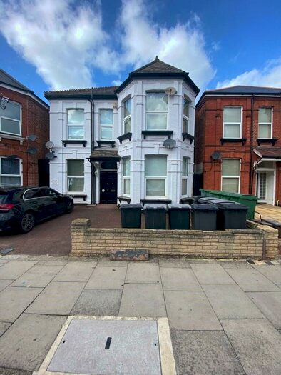 Apartment To Rent In Manstone Road, Kilburn, London, NW2