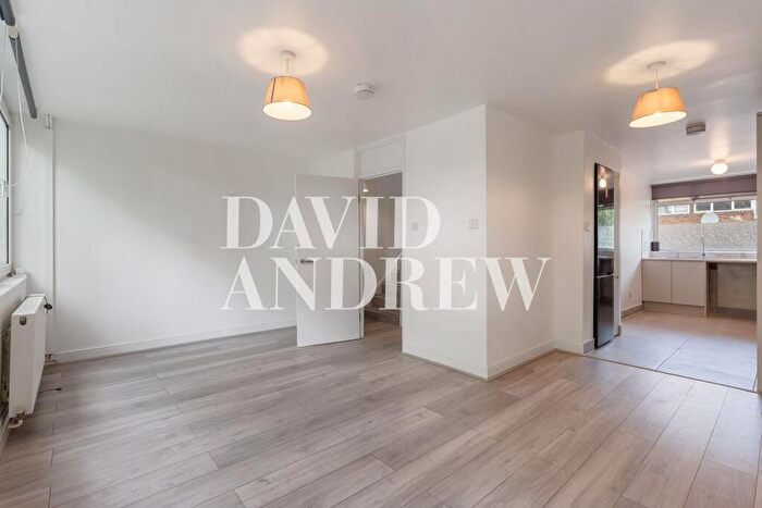 3 Bedroom Flat To Rent In New Orleans Walk, N19