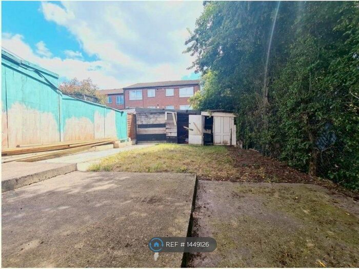 4 Bedroom Semi-Detached House To Rent In Burncroft Avenue, Enfield, EN3