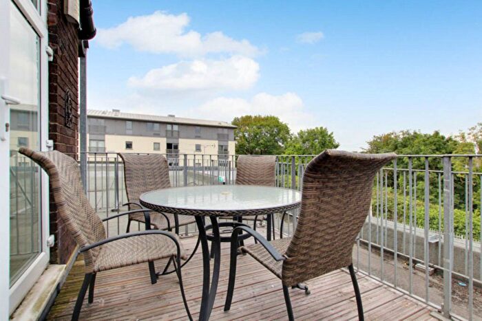 2 Bedroom Block Of Flats For Sale In High Street, Wickford, SS12