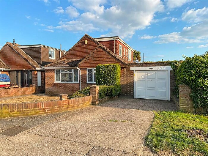 4 Bedroom Chalet For Sale In Oakcroft Gardens, Littlehampton, BN17