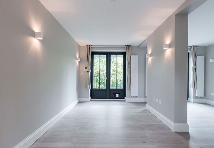 Studio To Rent In Bowes Road, London, N13