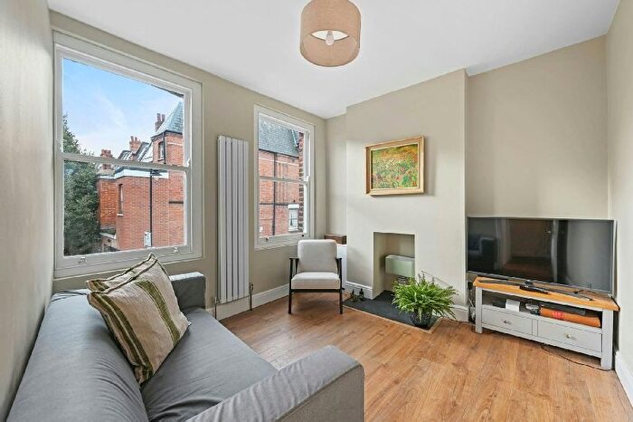 2 Bedroom Maisonette For Sale In Cressida Road, Whitehall Park, Archway, N19