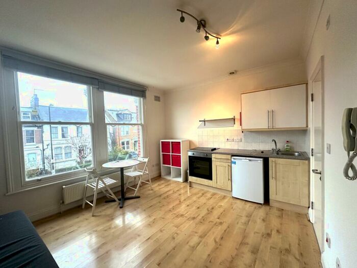 Flat To Rent In Ferme Park Road, Crouch End, N8