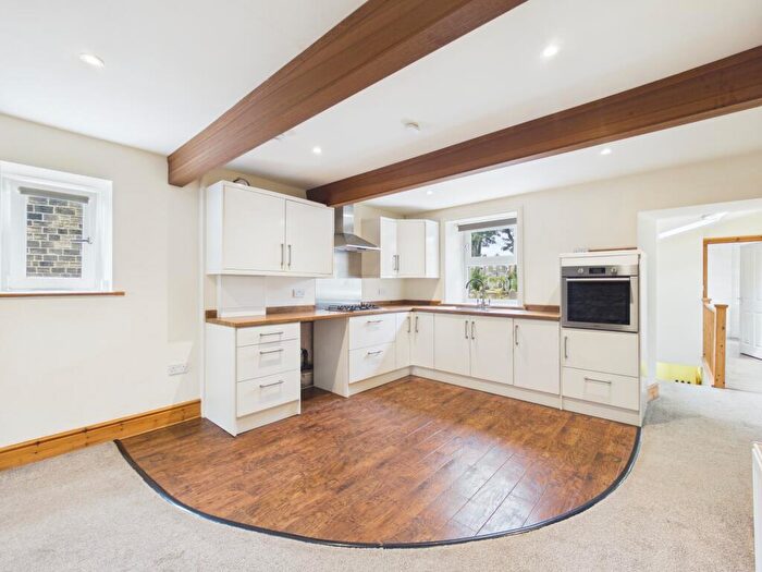 2 Bedroom Flat To Rent In Main Street, Cross Hills, BD20