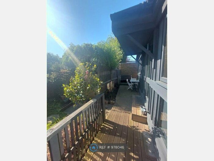 Studio To Rent In Larkhall Lane, London, SW4