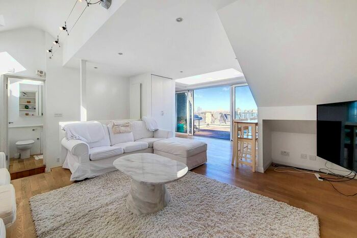 3 Bedroom Maisonette To Rent In Fieldway Crescent, Highbury, London, N5