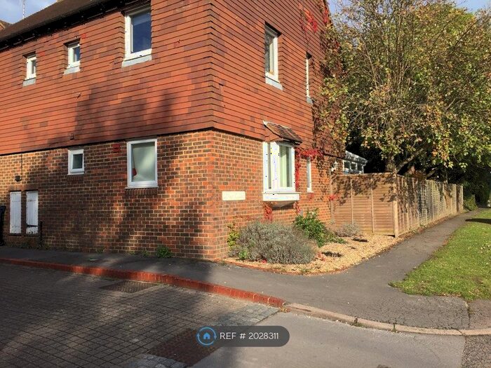 2 Bedroom Flat To Rent In Links Close, Ewhurst, Cranleigh, GU6