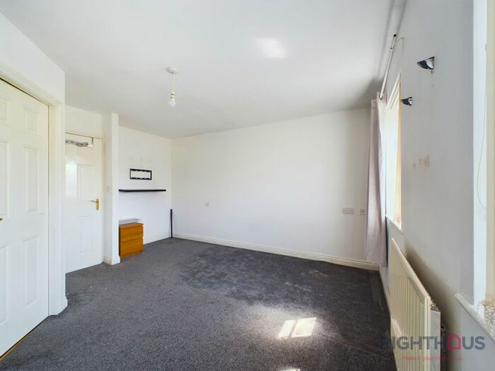 3 Bedroom Town House For Sale In Widdop Close, Bradford, BD6