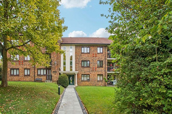 3 Bedroom Flat For Sale In Clandon Gardens, Finchley, N3