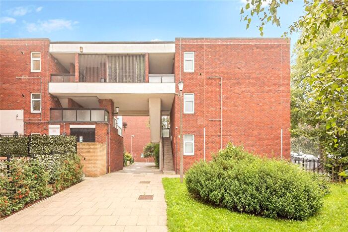 2 Bedroom Flat To Rent In Woking Close, East Sheen, SW15
