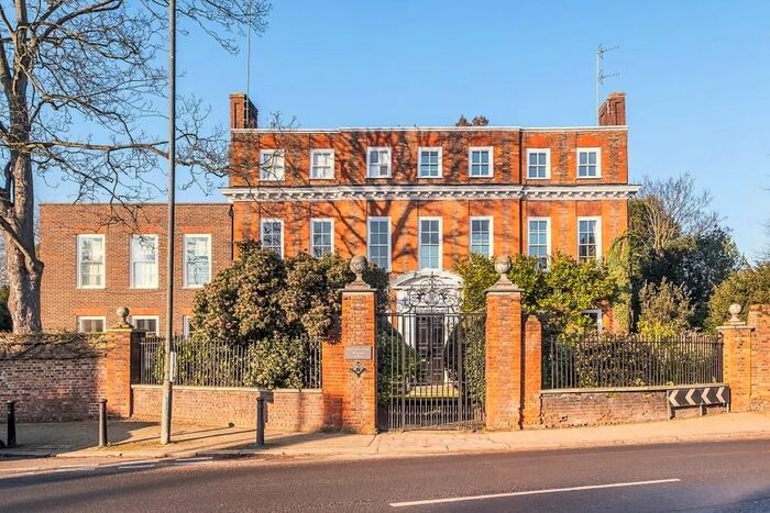3 Bedroom Flat To Rent In Petersham Road, Richmond, TW10