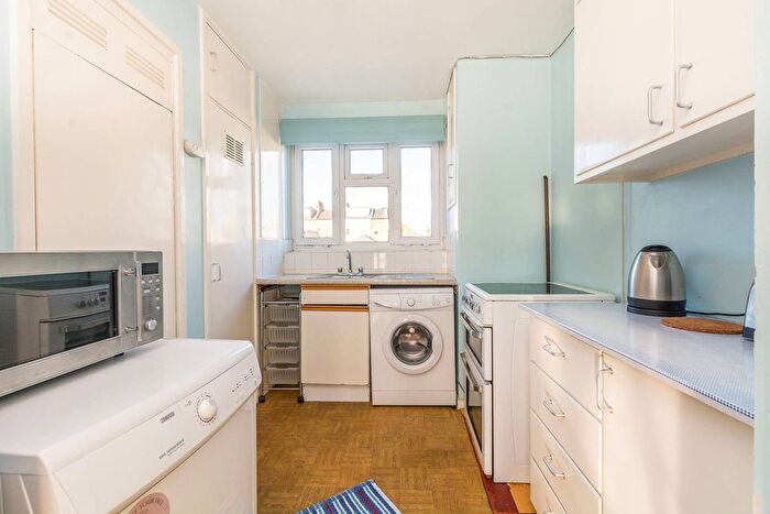 2 Bedroom Flat To Rent In Milton Grove, Stoke Newington, London, N16