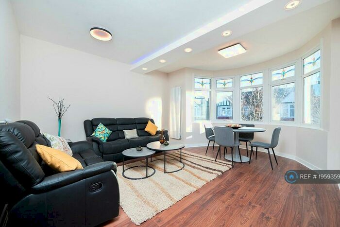 4 Bedroom Flat To Rent In Lynford Gardens, Ilford, IG3
