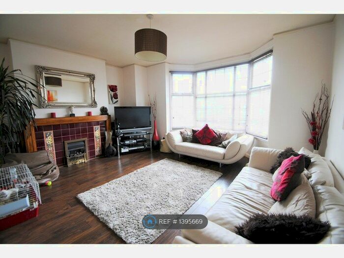 2 Bedroom Flat To Rent In Neville Court, Birmingham, B13