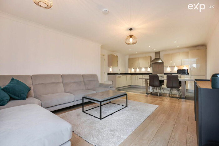 2 Bedroom Flat For Sale In Andrews Close, Warwick, CV34