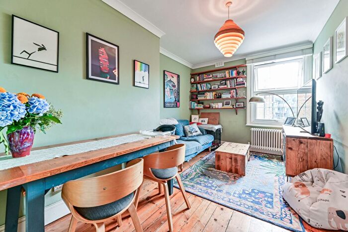 2 Bedroom Flat For Sale In Gibson Gardens, Stoke Newington, London, N16