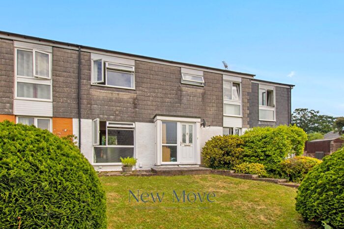 4 Bedroom Semi-Detached House For Sale In Darleydale, Crawley, RH11