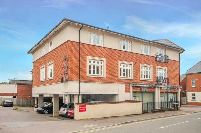 2 Bedroom Flat To Rent In Parkfield House, Cambridge Road, Crowthorne, Berkshire, RG45